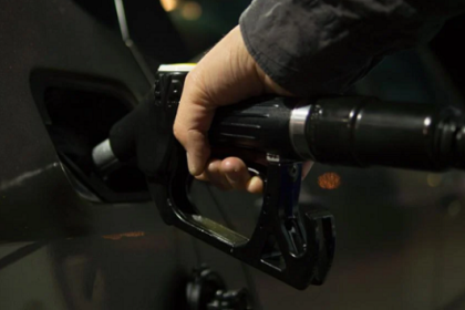 Exista romani neafectati de criza carburanilor senatorii si deputatii isi fac plinul gratuit nici macar nu trebuie sa prezinte bonuri de decont