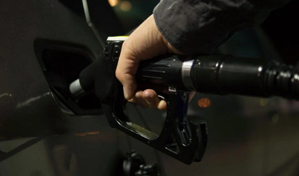 Exista romani neafectati de criza carburanilor senatorii si deputatii isi fac plinul gratuit nici macar nu trebuie sa prezinte bonuri de decont