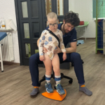 Povestea lui Bogdan baietelul de 5 ani care se straduiesc sa faca primul pas are nevoie de sprijin pentru a isi continua tratamentul