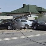 Accident in Olt pe DN 64 Un sofer a izbit un stalp si mai multe masini parcate FOTO