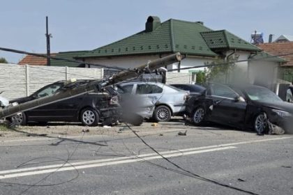 Accident in Olt pe DN 64 Un sofer a izbit un stalp si mai multe masini parcate FOTO