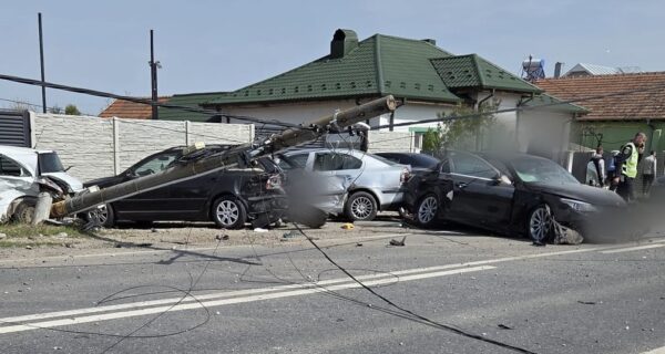 Accident in Olt pe DN 64 Un sofer a izbit un stalp si mai multe masini parcate FOTO