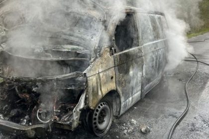 Autoutilitara complet distrusa de flacari pe un drum din Olt soferul s a salvat in ultima clipa
