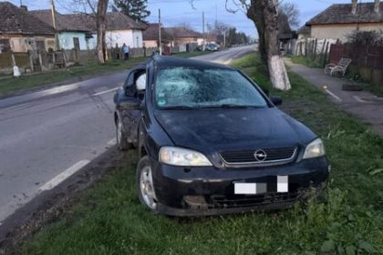 FOTO Accident grav si neobisnuit Un sofer baut a lovit un copac iar o roata desprinsa a ranit o femeie care se afla pe trotuar Soferul a fugit de la locul accidentului