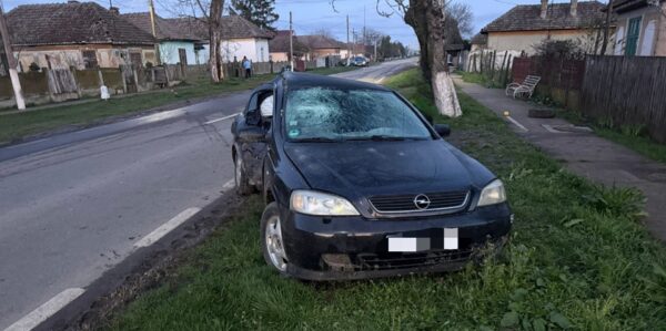 FOTO Accident grav si neobisnuit Un sofer baut a lovit un copac iar o roata desprinsa a ranit o femeie care se afla pe trotuar Soferul a fugit de la locul accidentului