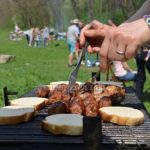 Minivacanta de 1 Mai 2026 Romanii se bucura de un weekend prelungit cu ocazia Zilei Muncii Cate zile libere au angajatii si elevii din Romania si ce compensatii primesc cei care se asigura ca micii sunt bine facuti