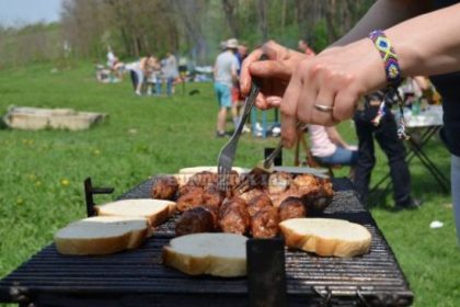 Minivacanta de 1 Mai 2026 Romanii se bucura de un weekend prelungit cu ocazia Zilei Muncii Cate zile libere au angajatii si elevii din Romania si ce compensatii primesc cei care se asigura ca micii sunt bine facuti