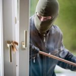 Slatina Trei tineri mascati pretinzand a fi politisti au agresat un barbat in casa acestuia Doi dintre ei au fost arestati