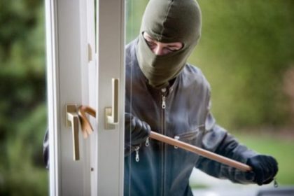Slatina Trei tineri mascati pretinzand a fi politisti au agresat un barbat in casa acestuia Doi dintre ei au fost arestati