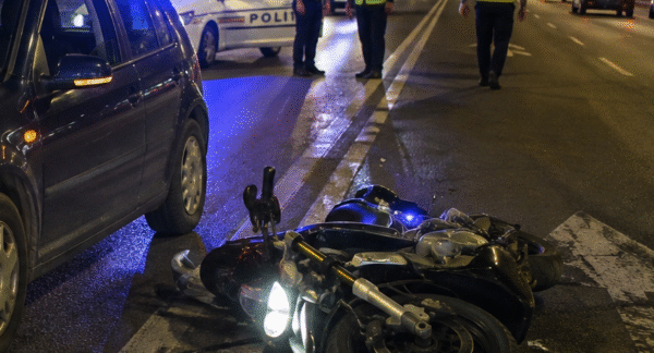 Accident cauzat de un tanar din Olt la Pitesti O adolescenta de 16 ani care se afla pe motocicleta a fost transportata la spital