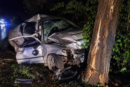 Accident grav la primele ore ale dimineii Un sofer in varsta de 19 ani a parasit soseaua si a lovit un copac