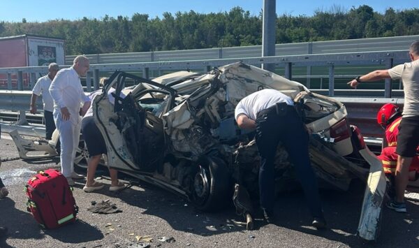 Accident pe Drumul Expres 12 in Olt Trei persoane inclusiv un copil au fost transportate la spital FOTO