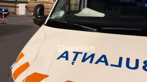 Ambulanta atacata cu bate topoare si pietre in Cluj Agresorii ar fi crezut ca autosanitara rapeste copii