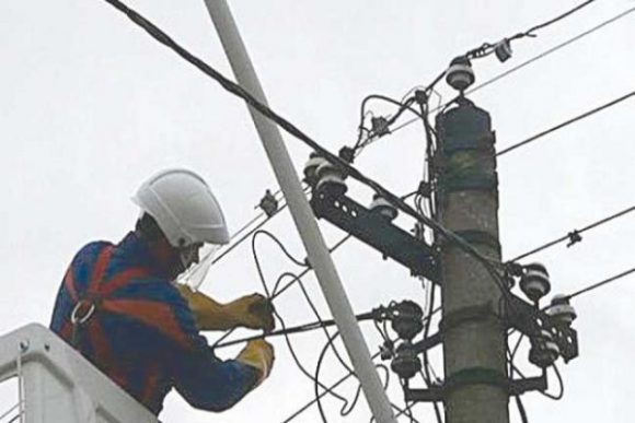 Mai multe localitati din Olt raman fara electricitate incepand de AZI Intreruperi si in Slatina