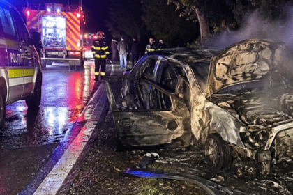 Masina in flacari dupa o coliziune puternica cu un copac soferul de 21 de ani in stare grava