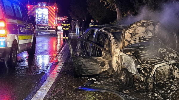Masina in flacari dupa o coliziune puternica cu un copac soferul de 21 de ani in stare grava