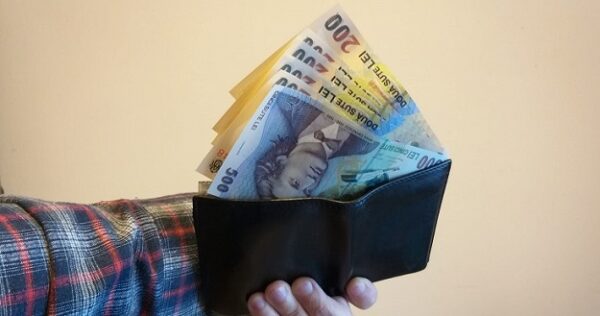 Scadere surprinzatoare a salariului mediu in Olt Cu cat au scazut veniturile dintr o luna Salariile din Olt in scadere Judetu a ajuns sub pragul de 5000 de lei