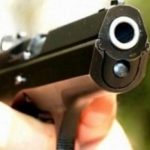 Tanar retinut dupa ce a impuscat o fata de 15 ani Arma descoperita de politisti in urma perchezitiei FOTO