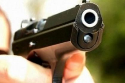 Tanar retinut dupa ce a impuscat o fata de 15 ani Arma descoperita de politisti in urma perchezitiei FOTO