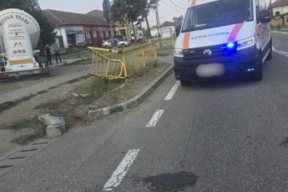biciclist tamponat de o autoutilitara pe dn 56 barbatul a fost dus la spital