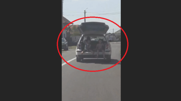 doi copii transportati in portbagajul unei masini cu hayonul deschis soferul a fost identificat si sanctionat