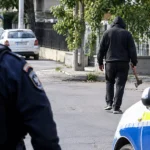 Bărbat cu toporul pe o stradă din Pitești, căutat de polițiști