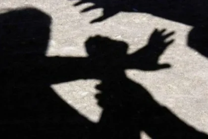 Bărbat de 32 de ani reținut după ce și-a bătut soția, i-a tăiat părul și a rănit-o la față