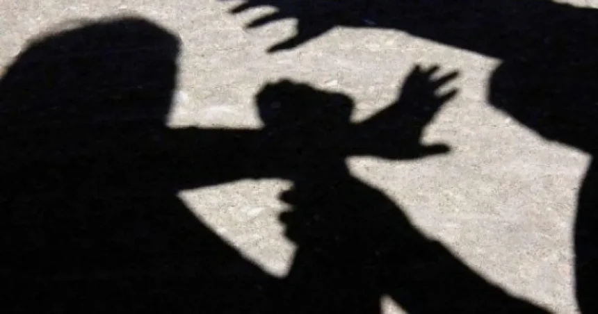 Bărbat de 32 de ani reținut după ce și-a bătut soția, i-a tăiat părul și a rănit-o la față