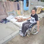 Bărbat în scaun cu rotile, găsit pe trotuar pe Grădiște, în stare gravă la spital