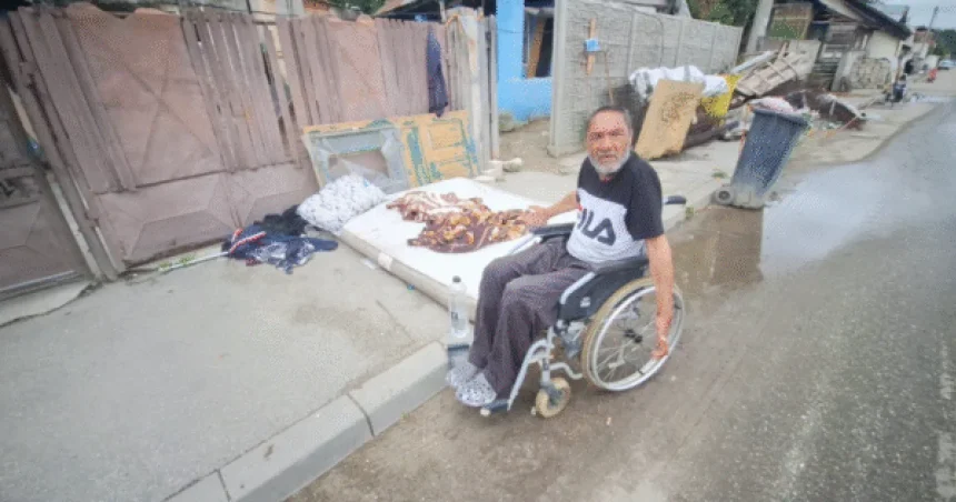 Bărbat în scaun cu rotile, găsit pe trotuar pe Grădiște, în stare gravă la spital