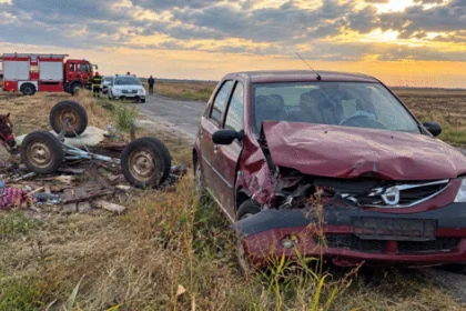 Căruță spulberată de o mașină pe un drum din Olt. Trei persoane au ajuns la spital