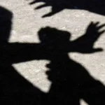 Fetiță de 13 ani bătută de mamă; femeia, reținută