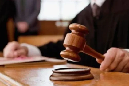 Mama fetei de 13 ani agresate, plasată sub control judiciar