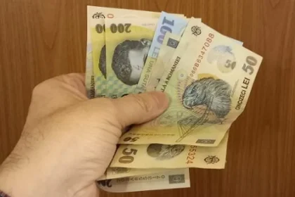 Tinerii pot primi alocație și după 18 ani. Condițiile și actele necesare
